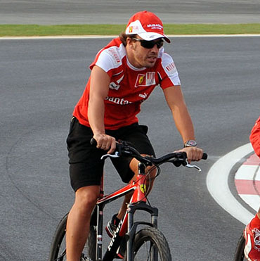 El piloto ha puesto de moda el reconocimiento de los circuitos del mundial de F1 en bicicleta