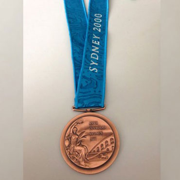 Esta es la medalla de bronce que devolvió Armstrong