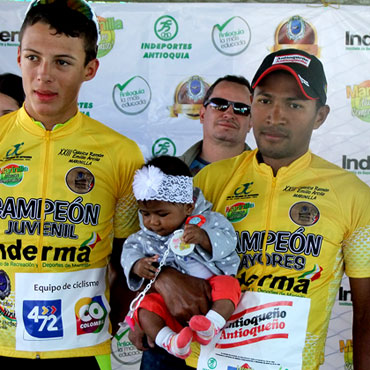 El podio final con Wilmar Paredes (Juvenil), Paola Patiño (Damas Juvenil) y Rafael Montiel (Élite)