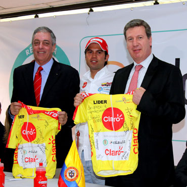 En la foto de izquierda a derecha: Andrés Botero (Director de Coldeportes), Camilo Gómez (Vencedor del Clásico RCN-Claro 2013) y Juan Carlos Archila (Presidente de Claro Colombia)