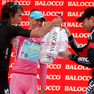 El podio del Giro de Italia 2013 tuvo como segundo a Rigoberto Urán
