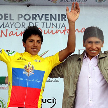 Hernán Aguirre recibió el título de manos del subcampeón del Tour, Nairo Quintana