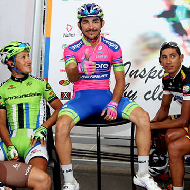 José Serpa con sus compatriotas en el Giro
