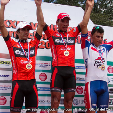 Julián Atehortúa y Cristian Montoya en el podio