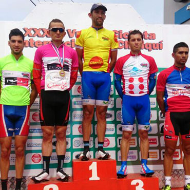 Julián Rodas del Coldeportes-Claro en el podio de los mejores