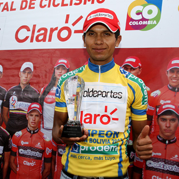 Salvador Moreno y su trofeo de la pasada ronda boliviana