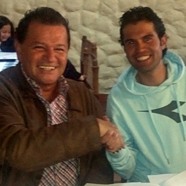 Camilo Gómez y Gustavo Serrano cerrando el contrato para 2014