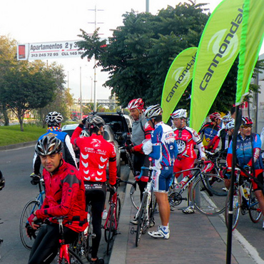Un grupo de más de 150 pedalistas acompañó la caravana