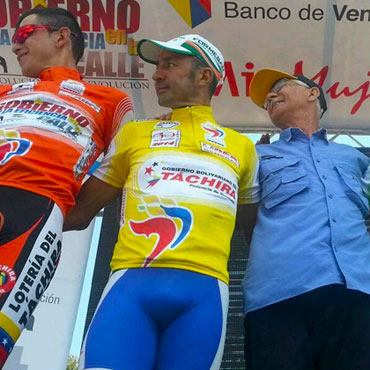 Félix Cárdenas vestido de amarillo en pleno podio tachirense