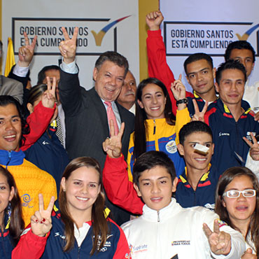 El Pdte Santos junto a consagrados deportistas colombianos