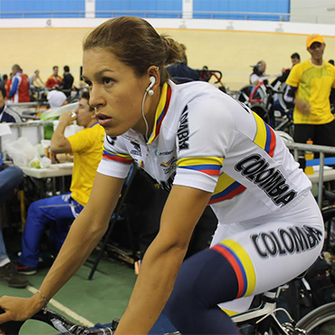 Milena Salcedo calentando en pleno Velódromo mexicano