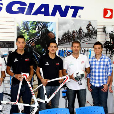 Santiago Botero, Alex Cano y Carlos Ospina, recibieron el material para 2014