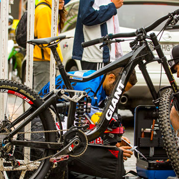 Marcelo con su prototipo de la bicicleta GIANT Glory con medida de ruedas 27.5