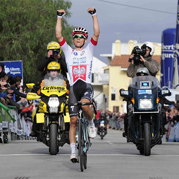 Kwiatkowski ganó en el primer encuentro con la montaña y se puso líder en Portugal