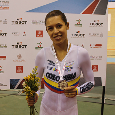 Milena Salcedo y su medalla de plata conseguida en México