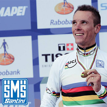 El belga Philippe Gilbert luciendo la camiseta arcoíris de Santini como campeón mundial de Ruta en 2012