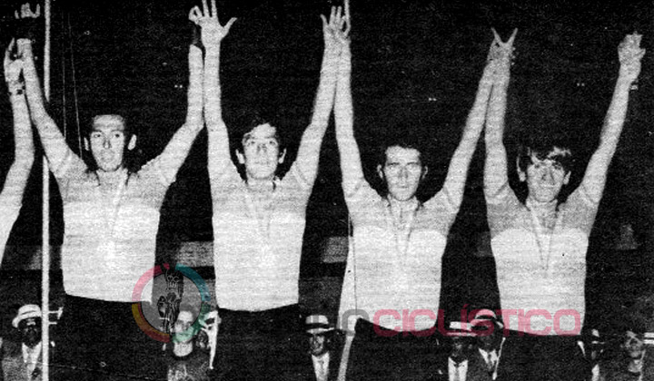 Cochise Rodríguez, Luis H. Díaz, Jorge Hernández y José Ramón Garcés, se bañaron de oro en los Panamericanos de 1971. Foto Cortesía: El ciclismo colombiano en el Mundo (Próximo a aparecer)