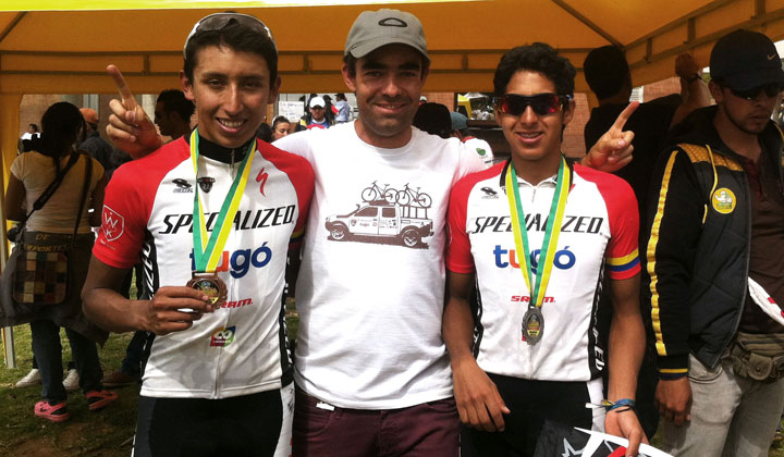 Pablo Mazuera, Director General del equipo, junto a dos de sus figuras, Brandon Smith Rivera y Egán Arley Bernal