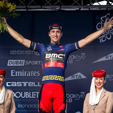 El norteamericano Taylor Phinney celebra en el podio de Dubái