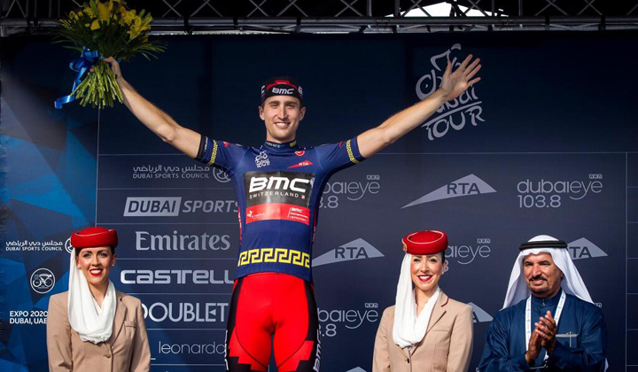 El norteamericano Taylor Phinney celebra en el podio de Dubái, sumando su primer triunfo en este 2014