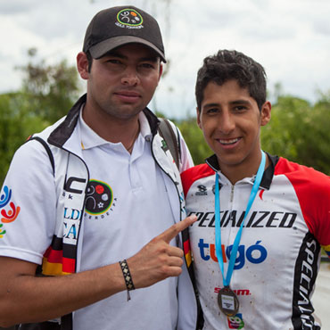 Brandon Rivera y su entrenador John Sergio Avellaneda