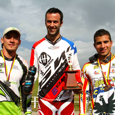 Pelluard, Oquendo y Ramírez en el podio final