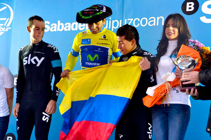 Podio de la Vuelta al País Vasco 2013, encabezado por el colombiano Nairo Quintana (Campeón) y su compatriota Sergio Luis Henao (Tercero)
