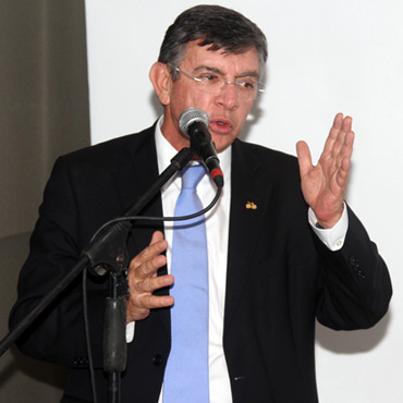 Ramiro Valencia Cossio, Presidente de la FCC