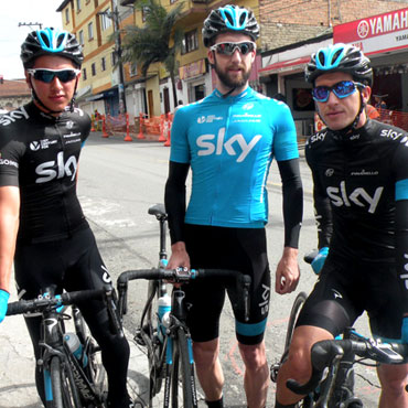 Oliver Cookson -en el centro de la foto-, junto a Sergio Luis Henao y su primo Sebastián