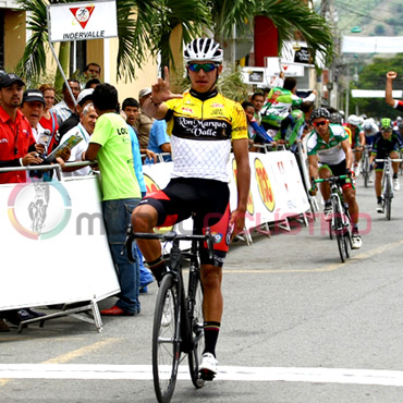 Fernando Gaviria repite triunfo de etapa y sigue al frente