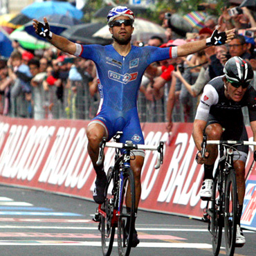 Bouhanni gana en Bari su primera etapa en un Giro