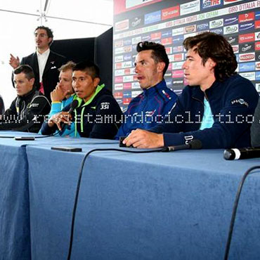 Quintana y Urán, en la mesa principal de la rueda de prensa irlandesa