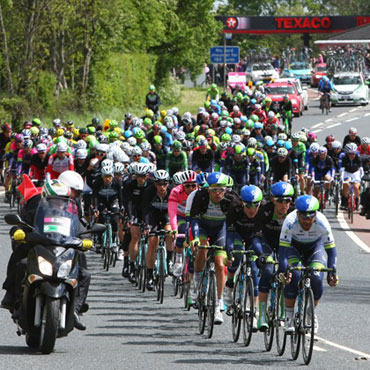 La caravana ciclística del Giro, lista para asaltar la montaña