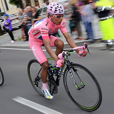 Pese a los reclamos de algunos directores, Nairo sigue al frente del Giro