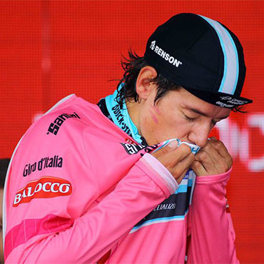 Urán besa la camiseta rosada que lo distingue como líder del Giro