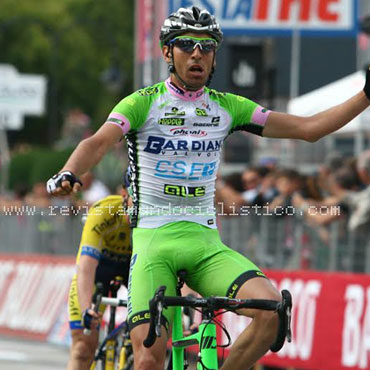 Pirazzi gana una merecida etapa de Giro en medio de lágrimas