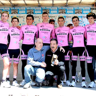 Steven con su equipo en un nuevo podio español