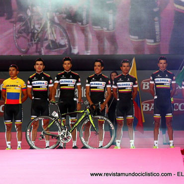 El Team Colombia en plena presentación de equipos del Giro