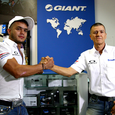 Jesus Ovidio Aristizabal celebró con su familia la apertura en Cali de la Giant Store