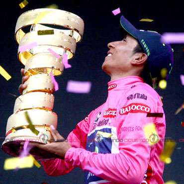 Quintana con su trofeo de campeón del Giro 2014