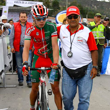 Rafael Acevedo con Miguel Ángel López, reciente ganador de la Vuelta de la Juventud