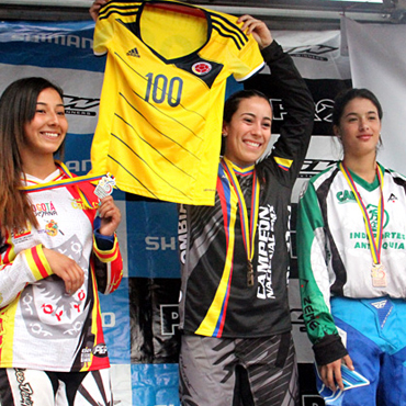 Mariana Pajón obtiene una medalla más de Oro para sus trofeos. (Foto fedeciclismo)