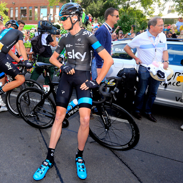 Tras varias caídas, el actual campeón del Tour de Francia no pudo seguir defendiendo su título.