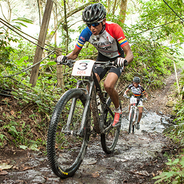 Bernal se ha convertido en los últimos años en una de las grandes promesas del MTB colombiano