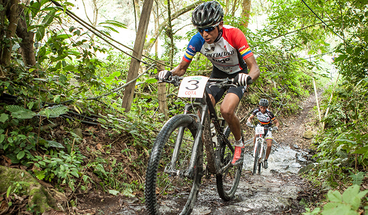 Bernal se ha convertido en los últimos años en una de las grandes promesas del MTB colombiano