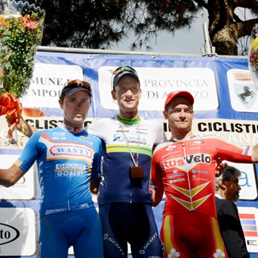 El holandés Pieter Weening (centro) fue el ganador de la etapa