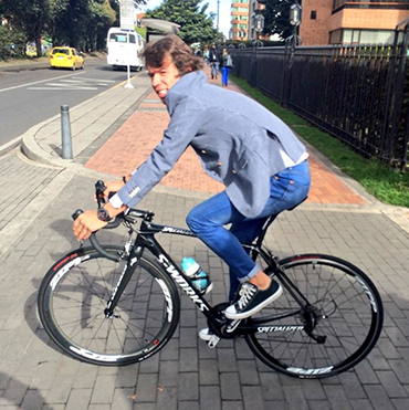 El carismático pedalista inició su agenda en la capital del país montando en su bicicleta hasta los estudios de Caracol TV (Foto©TwitterUranRigoberto)