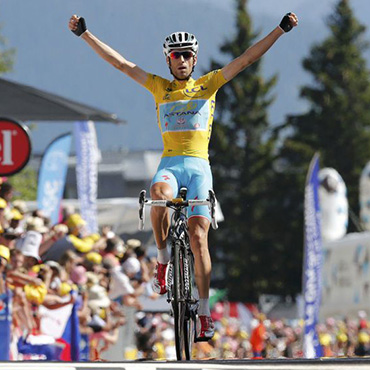 Nibali alzó los brazos en solitario en Chamrousse y se confirmó al frente del Tour