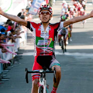 Camacho ganó en Pereira tras el siempre difícil paso por La Línea. Rubiano sigue al frente