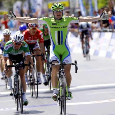 Con un remate espectacular, Elia Viviani ganó la cuarta etapa.